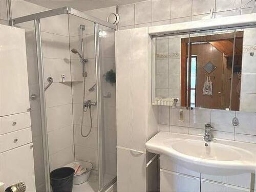 Bad mit Dusche im Erdgeschoß - 