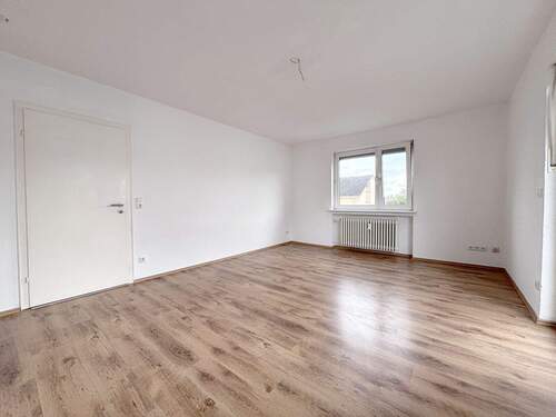 Wohnzimmer - 4 Zimmer Etagenwohnung zum Kaufen in Stadtallendorf