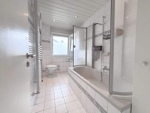 Badezimmer - Etagenwohnung mit 95,00 m² in Stadtallendorf zum Kaufen