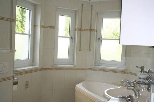 Bad - Schöne, sonnige sehr ruhige Gartenwohnung mit großem Garten