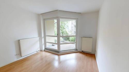 Wohnzimmer mit Balkon Ansicht II - 2 Zimmer Etagenwohnung zum Kaufen in Berlin