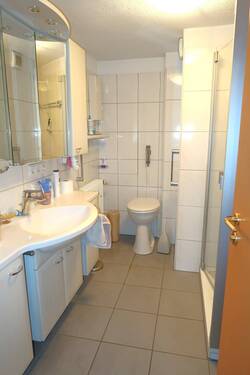 Bad mit Dusche und WC 1. OG - 