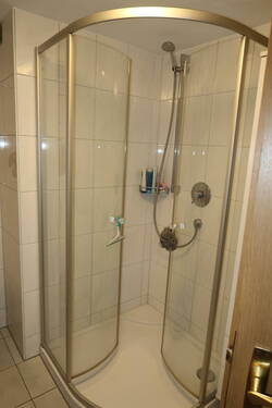 Bad mit Dusche und WC 2. OG - 