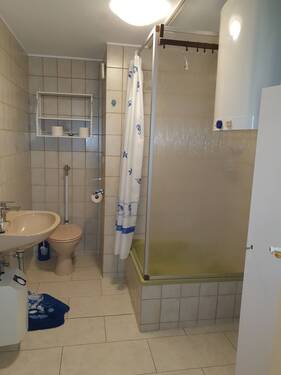 Bad mit Dusche und WC 3. OG - 