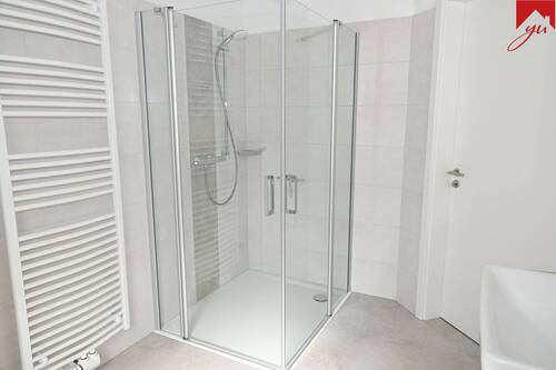 Badezimmer mit Dusche - 
