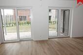 Wohn- und Essbereich mit Zugang zur Terrasse - 