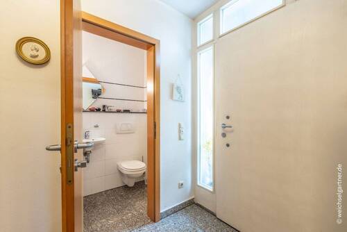 Gäste-WC mit Fenster - 