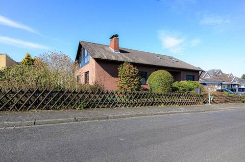 Front seitlich - 7 Zimmer Einfamilienhaus zum Kaufen in Bergisch Gladbach