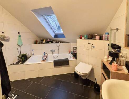 Bad mit Dusche und Badewanne - 