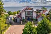 Ansicht von der Straße - Luxuriöses Einfamilienhaus mit Ostseeblick