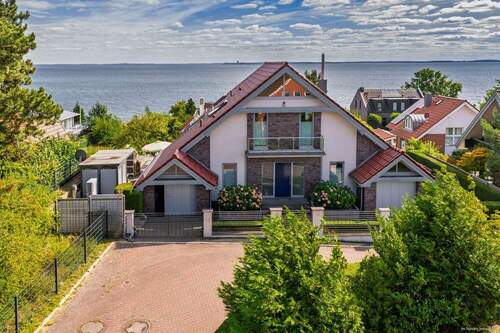 Ansicht von der Straße - Luxuriöses Einfamilienhaus mit Ostseeblick
