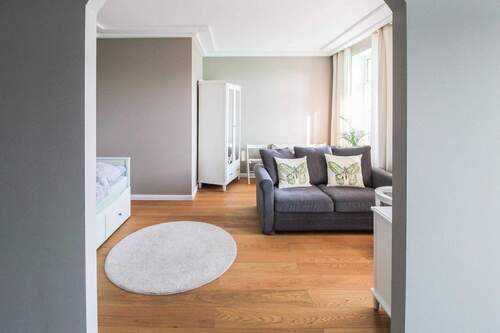 Durchgang Küche in Wohnzimmer - 2 Zimmer Einfamilienhaus zum Kaufen in Leipzig