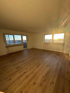 Wohnzimmer - Geräumige 5-Zimmer-Wohnung mit Balkon in Tirschenreuth