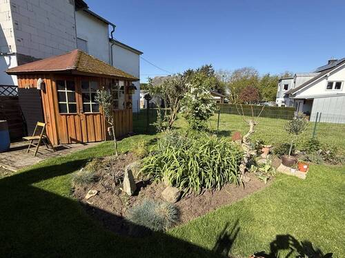 Garten mit Gartenhaus - 