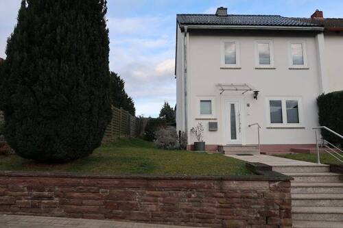 Ansicht Straße - *Sofort bezugsfrei* Gepflegtes Reiheneckhaus mit Garten in Lemgo Nord-Ost!