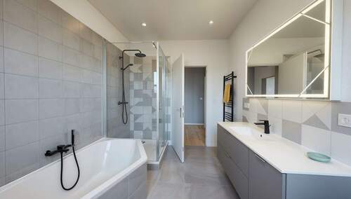 Vollbad Obergeschoss - virtuell gestaged - 