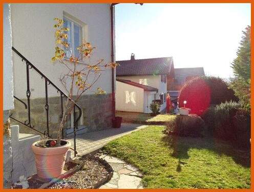 Garten beim Eingangsbereich - 4 Zimmer Einfamilienhaus in Regen