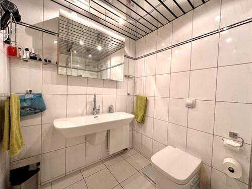 Duschbad mit elegantem Waschtisch - 