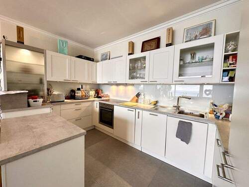 Gehobene Einbauküche im modernen Weiß - 