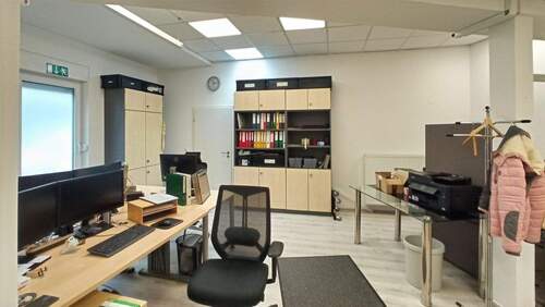 hinterer Bürobereich mit Ausgang - 