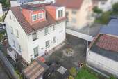 Hausrückseite seitlich mit Innenhof - 