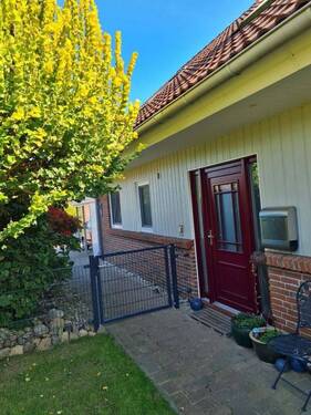 Haustür - 8 Zimmer Einfamilienhaus zum Kaufen in Seevetal