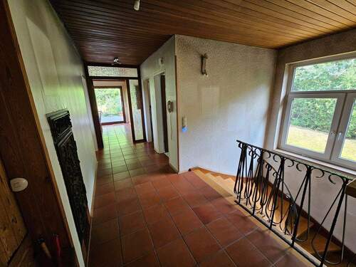 Flur mit großem Fenster - 