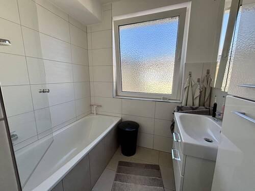 Wannenbad mit Fenster - 