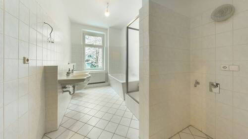 Badezimmer - Etagenwohnung mit 92,90 m&sup2; in Magdeburg zur Miete