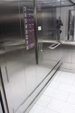 großzügige, gepflegte Aufzugsanlage - 