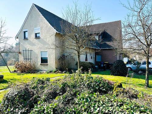 Haus_seitl. - Großes Ein-bis Zweifamilienhaus mit Einliegerwohnung sucht neuen Eigentümer.