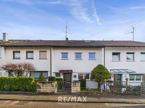 Straßenansicht - Reihenmittelhaus mit Garage und Garten