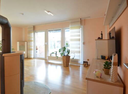 Wohnzimmer mit Zugang zur Terrasse - 