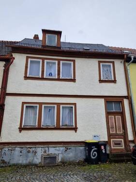 Frontansicht - stark sanierungsbedürftiges Einfamilienhaus
