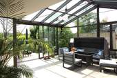 Wintergarten mit Blick aus dem Wohnzimmer - Zweifamilienhaus mit warmen Wintergarten und großem Grundstück 1399 m²