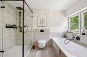 Neuwertiges Bad mit Dusche und Badewanne - 