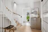 Treppenhaus und Hauseingang - 