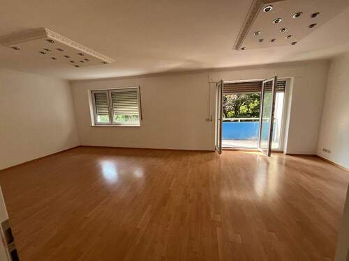 Wohnzimmer 1 - 3 Zimmer Etagenwohnung zur Miete in Frankfurt am Main