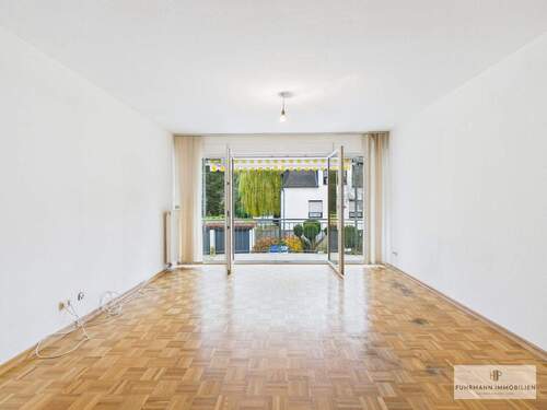 Blick zum Wohnbereich mit Austritt - 