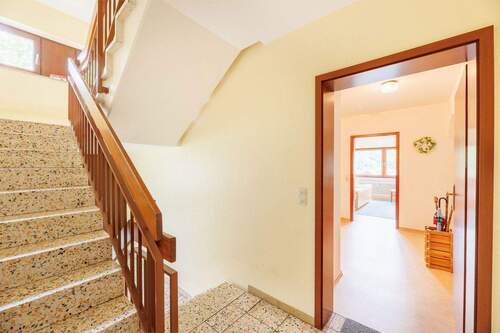 4)Zugang zum Haus - Etagenwohnung mit 73,00 m&sup2; in Titisee-Neustadt zur Miete