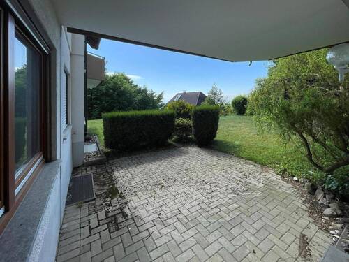 Blick vom Wohnzimmer auf die Terrasse - 