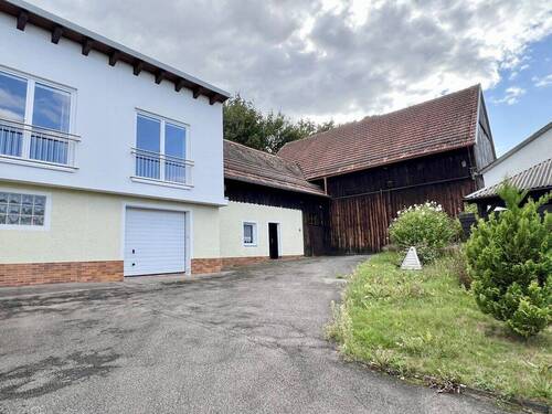 Hausansicht mit Scheune - 
