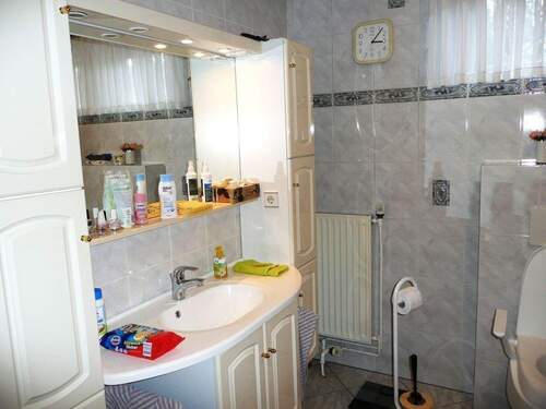 Blick ins Badezimmer mit Fenster - 