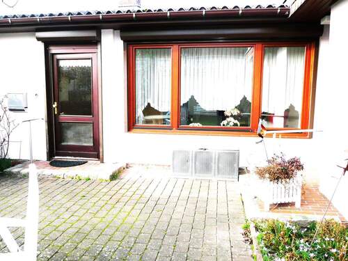 Hauseingang elektr.Rollläden - 4 Zimmer Bungalow in Barmstedt