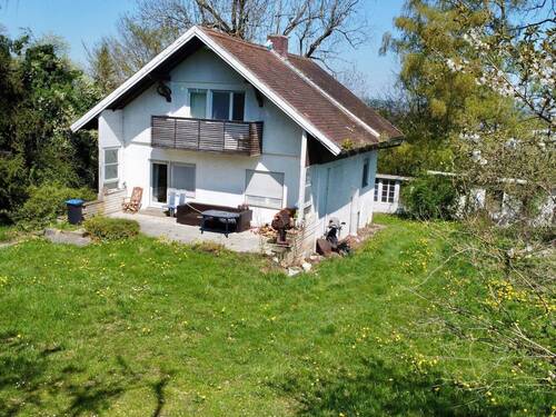 Grundstück mit Einfamilienhaus - 