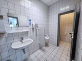 Sanitäreinrichtung mit Urinal - 