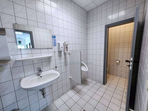 Sanitäreinrichtung mit Urinal - 