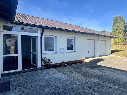 Hausansicht mit Garagen - 5 Zimmer Einfamilienhaus in Hausen