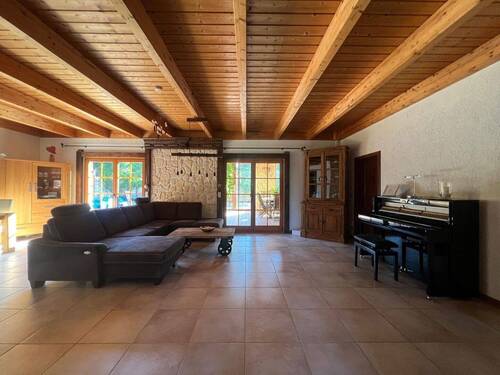 Großzügiges Wohnzimmer - 