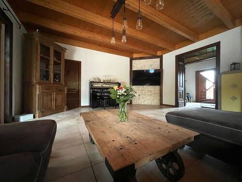 Großzügiges Wohnzimmer - 